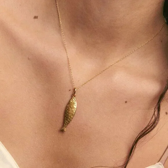 Waterproof Gold Sardine Necklace Coastal Fish Pendant for Summer Outfits PRETTY - Picture 10 of 12